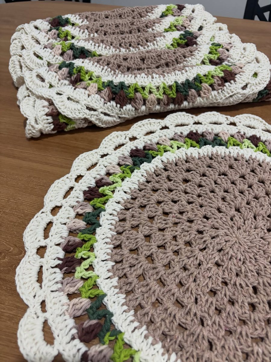 Sousplats empilhados com flores de crochê