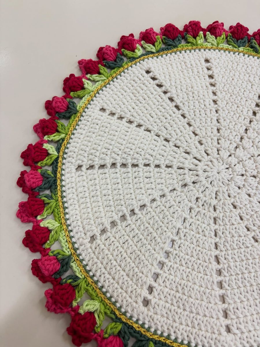Detalhe de sousplat com rosinhas de crochê